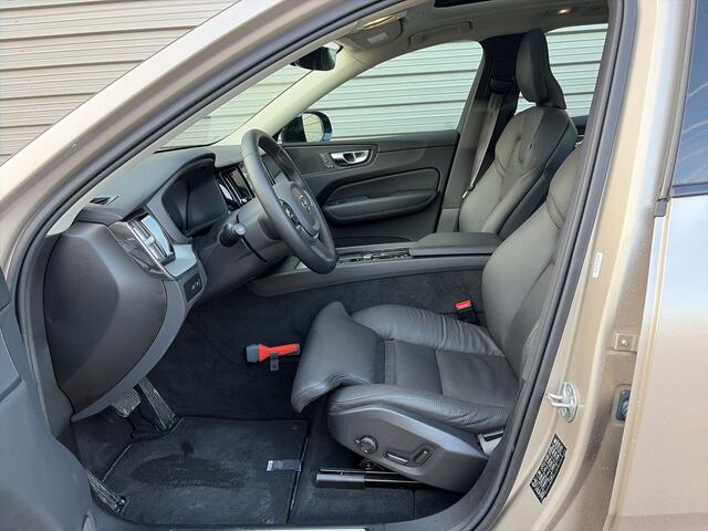 Volvo XC60 2.0 T6 Plug-in hybrid AWD Plus Dark / Panoramadak / elektr. stoelen met geheugen / trekhaak /