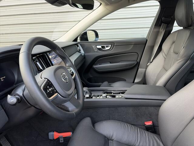 Volvo XC60 2.0 T6 Plug-in hybrid AWD Plus Dark / Panoramadak / elektr. stoelen met geheugen / trekhaak /