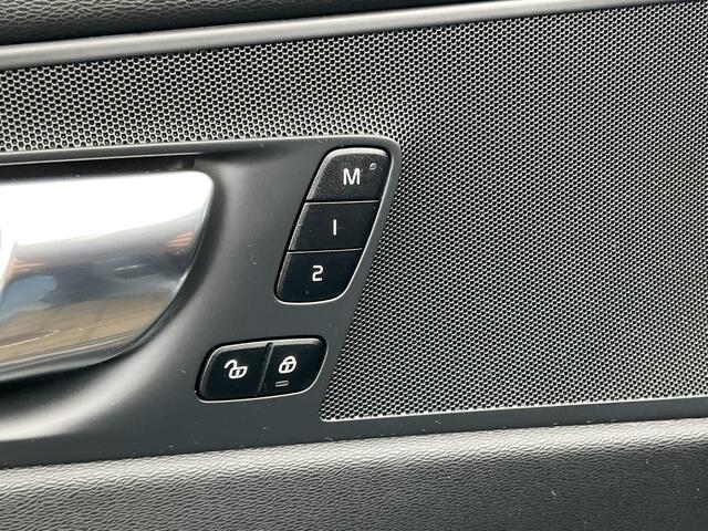 Volvo XC60 2.0 T8 Plug-in hybrid AWD Plus Dark 1Eig BLIS Memory Stoel/stuur Verw Pano Carplay