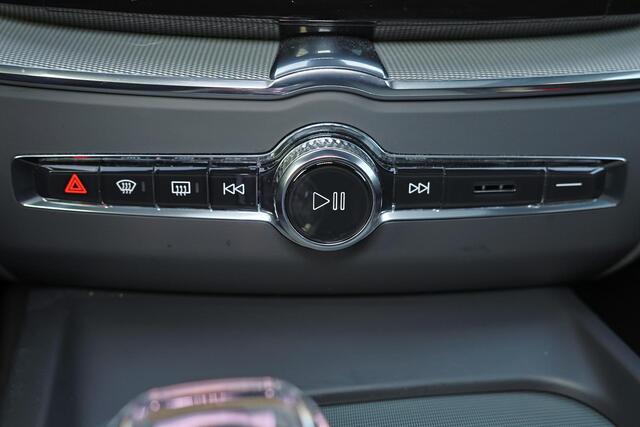 Volvo XC60 T8 Recharge AWD Ultra Black Edition - Luchtvering - Panorama/schuifdak - 360º Camera - Bowers & Wilkins audio - Adaptieve LED koplampen - Verwarmde voorstoelen, stuur & achterbank - Parkeersensoren voor & achter - Elektr. bedienb. voorstoelen met geheugen