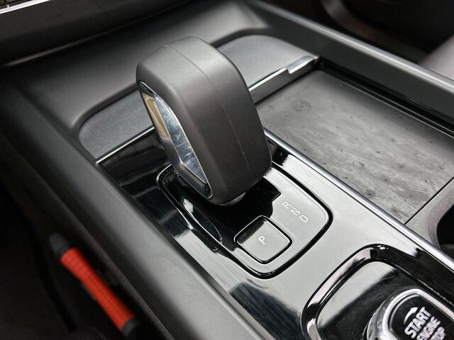 Volvo XC60 T6 Recharge AWD Plus Dark - Panorama/schuifdak - IntelliSafe Assist & Surround - 360º Camera - Verwarmde voorstoelen, stuur & achterbank - Parkeersensoren voor & achter - Elektr. bedienb. voorstoelen met geheugen - Draadloze tel. lader - Elektr. inklapbar