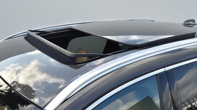 Volvo XC60 2.0 T6 PheV AWD Ultra Lounge Pakket - Stoel ventilatie - Massage stoelen - Donkere Hemel - Bowers & Wilkins Audio Systeem - 20"Licht metaal - Privacy Glas