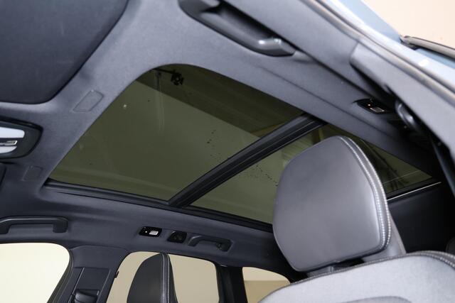 Volvo XC60 T8 Recharge AWD R-Design - Luchtvering - Panorama/schuifdak - IntelliSafe Assist & Surround - 360º Camera - Harman/Kardon audio - Adaptieve LED koplampen - Verwarmde voorstoelen, stuur & achterbank - Parkeersensoren voor & achter - Elektr. bedienb. voorst