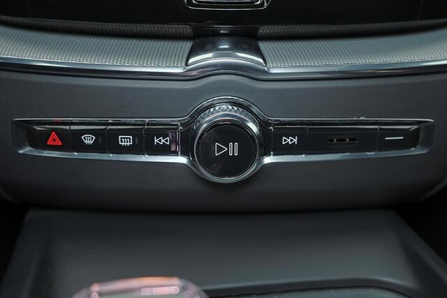 Volvo XC60 T8 Recharge AWD R-Design - Luchtvering - Panorama/schuifdak - IntelliSafe Assist & Surround - 360º Camera - Harman/Kardon audio - Adaptieve LED koplampen - Verwarmde voorstoelen, stuur & achterbank - Parkeersensoren voor & achter - Elektr. bedienb. voorst