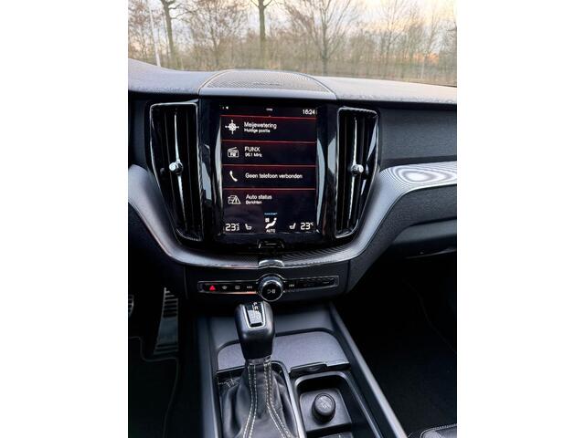 Volvo XC60 2.0 T6 AWD R-Design | Panoramadak | Trekhaak Wegklapbaar | Harman Kardon | Head-Up Display | Lederen Bekleding | Navigatie | Keyless Entry |