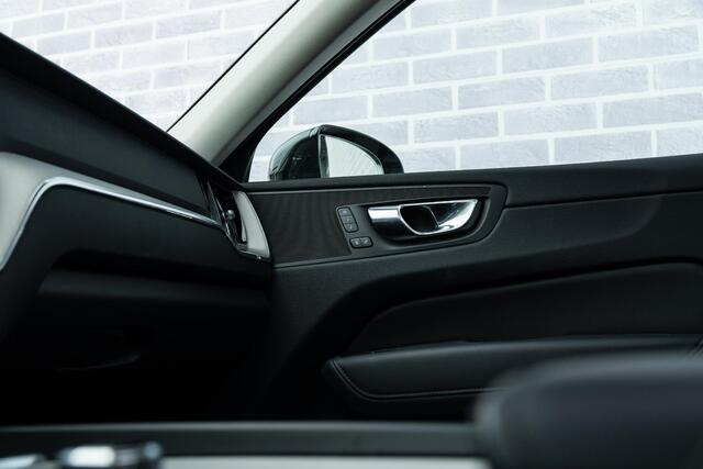 Volvo XC60 2.0 T6 Plug-in hybrid AWD Plus Dark | Trekhaak | 360 Camera | Schuif-/Kanteldak | Stoel-/Stuurverwarming | Adaptive Cruise Control | Elektrisch Verstelbare Voorstoelen