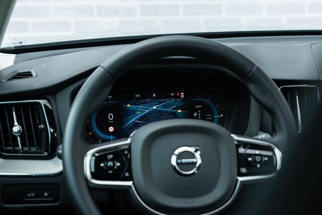 Volvo XC60 2.0 T6 Plug-in hybrid AWD Plus Dark | Adaptive Cruise Control | Elek. Verst. Voorstoelen | Keyless | Stoel-/Stuurverwarming | 360 Camera | Schuif-/Kanteldak