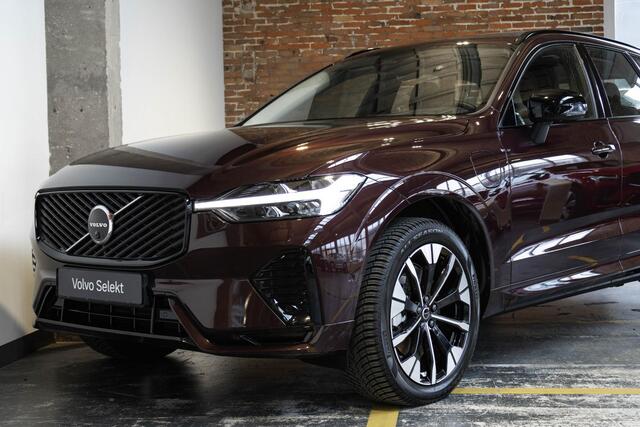 Volvo XC60 T6 Plug-in hybrid AWD Ultra Dark | Panoramadak | Verwarmbare voorstoelen+stuurwiel+achterbank | Premium audio by Harman Kardon | 360° Parkeercamera | Head-up display | Parkeersensoren voor + achter | Google infotainment