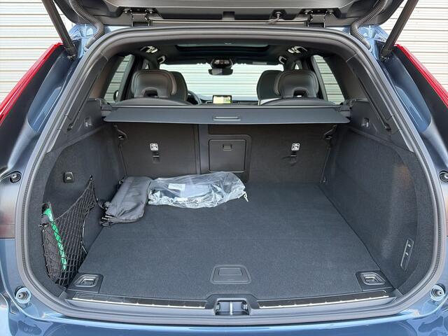 Volvo XC60 2.0 T6 Plug-in hybrid AWD Plus Black Edition / Nieuw uit voorraad / 21" Glossy Black / head-up display / elektrisch glazen panorama-dak /