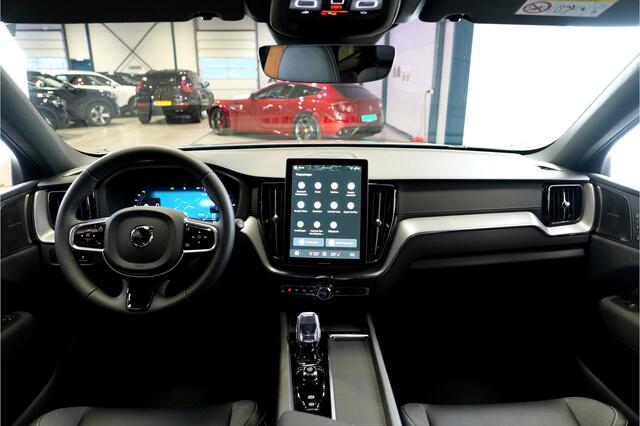 Volvo XC60 2.0 T8 AWD 335kW/456pk Aut8 MJ2026 Plug-in hybrid Ultra Black Edition HARMAN/KARDON + EL.TREKHAAK + PANORAMADAK + BLIS + HEAD-UP + PILOT ASSIST + STOELVERWARMING V&A + ADAPT.CRUISE + GOOGLE DASH&SERVICES + STUURVERWARMING + 360 CAMERA + 21" LM-VELGEN!!