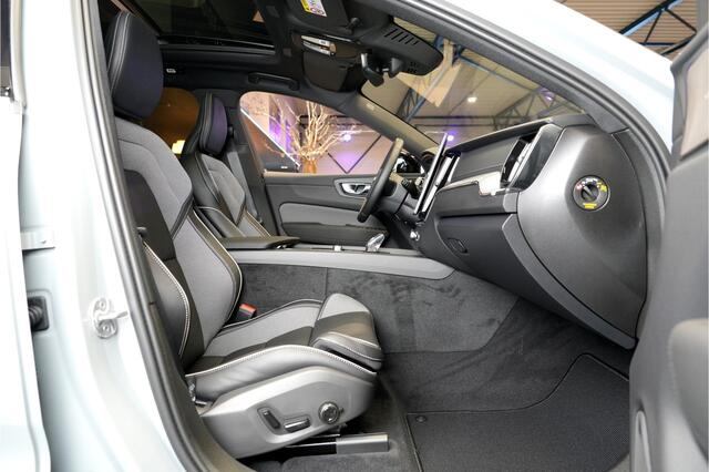 Volvo XC60 2.0 T8 AWD 335kW/456pk Aut8 MJ2026 Plug-in hybrid Ultra Black Edition HARMAN/KARDON + EL.TREKHAAK + PANORAMADAK + BLIS + HEAD-UP + PILOT ASSIST + STOELVERWARMING V&A + ADAPT.CRUISE + GOOGLE DASH&SERVICES + STUURVERWARMING + 360 CAMERA + 21" LM-VELGEN!!