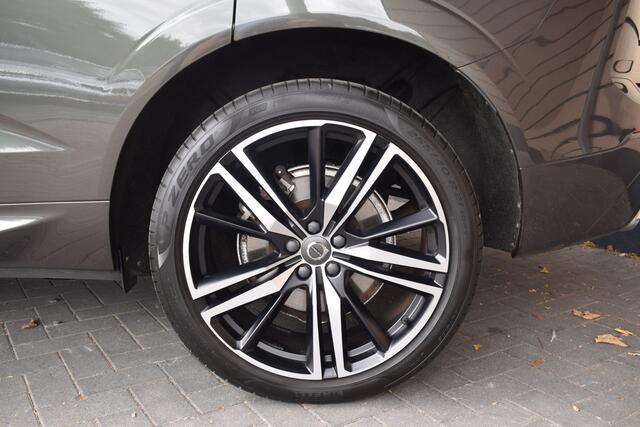 Volvo XC60 2.0 Recharge T6 AWD R-Design - Panoramadak - Trekhaak - ACC - HUD - Pine Grey