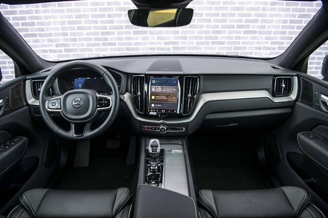 Volvo XC60 2.0 T6 Plug-in hybrid AWD Plus Black Edition | Trekhaak | Adaptieve Cruise Control | Panoramadak | Harman Kardon Audio | 360° Parkeercamera | Stoel-/Stuurverwarming | Dodehoek Detectie |