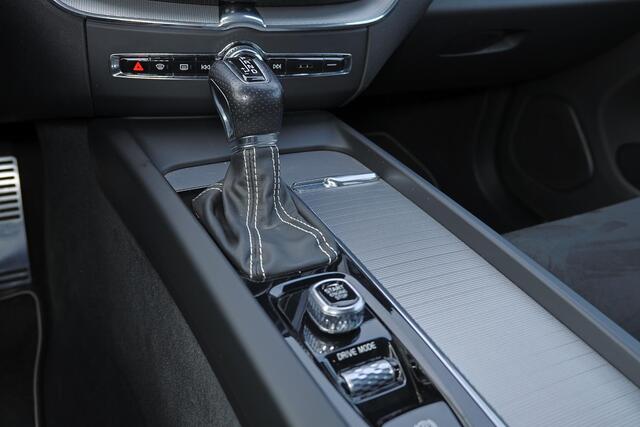 Volvo XC60 T5 R-Design - Harman/Kardon audio - Adaptieve LED koplampen - Parkeercamera achter - Verwarmde voorstoelen - Parkeersensoren voor & achter - Elektr. bedienb. bestuurdersstoel met geheugen - Cruise control - Navigatie - Extra getint glas - 19' LMV