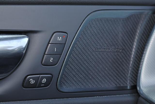 Volvo XC60 T5 R-Design - Harman/Kardon audio - Adaptieve LED koplampen - Parkeercamera achter - Verwarmde voorstoelen - Parkeersensoren voor & achter - Elektr. bedienb. bestuurdersstoel met geheugen - Cruise control - Navigatie - Extra getint glas - 19' LMV