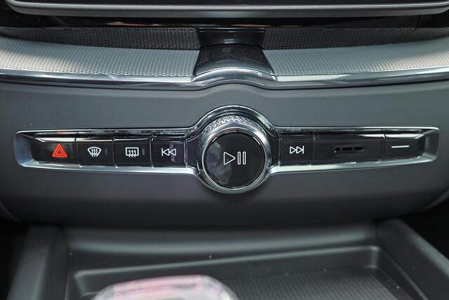 Volvo XC60 T8 Recharge AWD Ultra Black Edition - Luchtvering - Panorama/schuifdak - IntelliSafe Assist & Surround - 360º Camera - Harman/Kardon audio - Adaptieve LED koplampen - Verwarmde voorstoelen, stuur & achterbank - Parkeersensoren voor & achter - Elektr. bedi