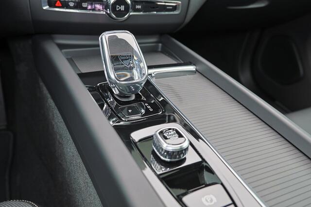 Volvo XC60 T8 Recharge AWD Ultra Black Edition - Luchtvering - Panorama/schuifdak - IntelliSafe Assist & Surround - 360º Camera - Harman/Kardon audio - Adaptieve LED koplampen - Verwarmde voorstoelen, stuur & achterbank - Parkeersensoren voor & achter - Elektr. bedi