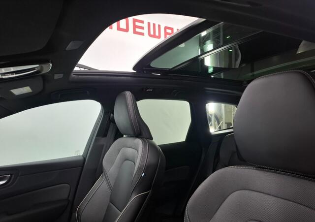 Volvo XC60 2.0 T8 Plug-in Hybrid AWD Plus Black Edition | PHEV | Panoramadak | Achteruitrijcamera | Harman Kardon Audio | Lichtmetalen Velgen 21 inch | Sportstoelen | Keyless Entry | Stuur- / Stoelverwarming | Keyless | Navigatie | Apple Carplay | Android Auto