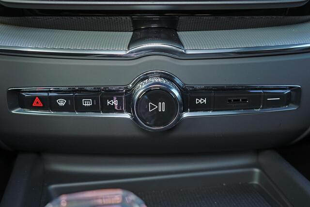 Volvo XC60 T8 Recharge AWD Ultra Black Edition - Panorama/schuifdak - IntelliSafe Assist & Surround - 360º Camera - Harman/Kardon audio - Adaptieve LED koplampen - Verwarmde voorstoelen, stuur & achterbank - Parkeersensoren voor & achter - Elektr. bedienb. voorstoel