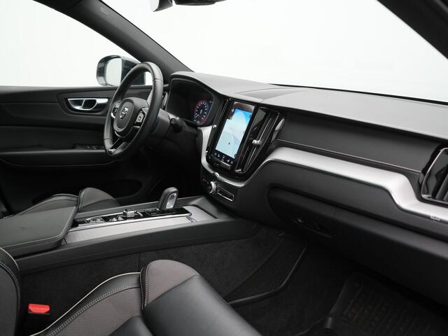 Volvo XC60 Recharge T8 AWD R-Design Plug In Hybrid 391pk Dealer O.H. PHEV | Panodak | Luchtvering | Head Up | Camera | Harman & Kardon | Sportstoelen Memory & Verwarmd | 21"L.M | Apple Carplay | Keyless | Blis | Virtual | Navigatie | DAB |