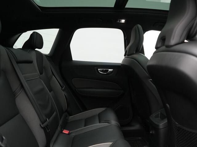 Volvo XC60 Recharge T8 AWD R-Design Plug In Hybrid 391pk Dealer O.H. PHEV | Panodak | Luchtvering | Head Up | Camera | Harman & Kardon | Sportstoelen Memory & Verwarmd | 21"L.M | Apple Carplay | Keyless | Blis | Virtual | Navigatie | DAB |