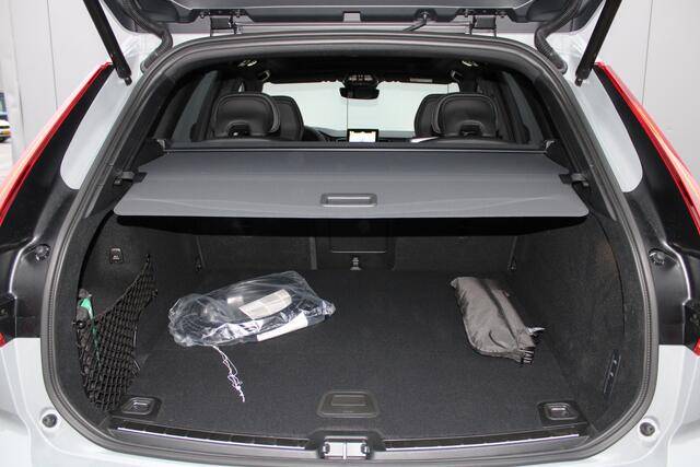 Volvo XC60 T6 Plug-in hybrid AWD Ultra Black Edition | Luchtvering | Sportstoelen | Extra getint glas