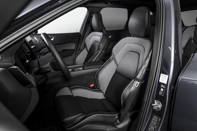 Volvo XC60 2.0 T8 Plug-in hybrid AWD Ultra Black Edition Facelift | Harmon Kardon | S/K Panodak | Dig.Cockpit | Adapt.Cruise | Stoel-+Stuurverw. | 360 Camera | NAV+App.Connect | Auto.Airco | LM 21" | 1049