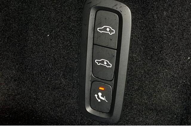 Volvo XC60 2.0 T8 AWD Recharge 335kW/456pk Aut8 Ultimate Bright LUCHTVERING + BOWERS&WILKINS + PANORAMADAK + PILOT ASSIST + ADAPT.CRUISE + EL.TREKHAAK + STOELMASSAGE + STOELVERWARMING&-VENTILATIE + 360 CAMERA + KEYLESS + PARKSENSOREN + 19" LM-VELGEN!!