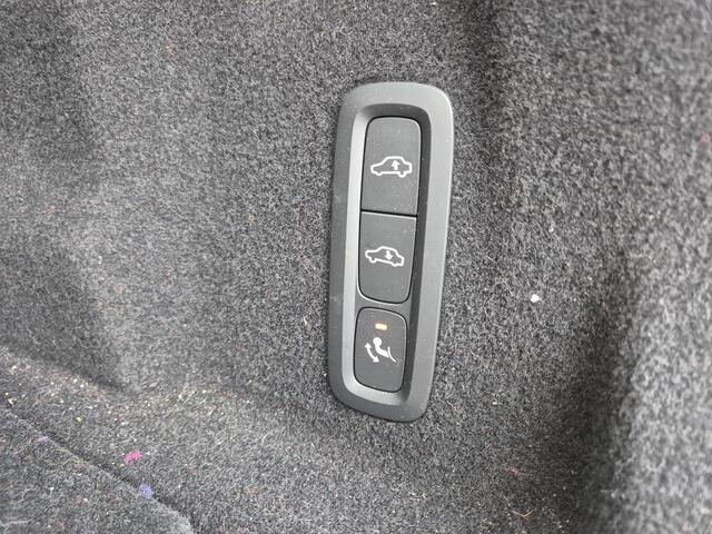 Volvo XC60 2.0 T8 Twin Engine AWD R-Design Luchtvering/Panodak/Trekhaak etc.