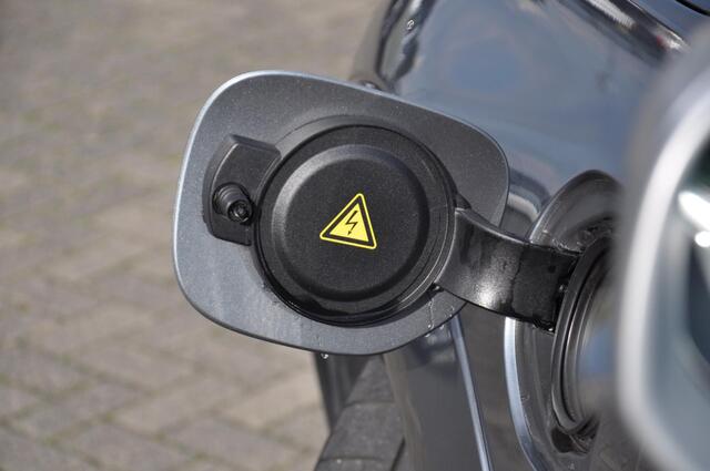 Volvo XC60 T8 390PK Automaat Recharge AWD R-Design / Adaptieve cruise control/ BLIS/ Panoramadak/ Trekhaak/ Head up display/ 360 camera/ Parkeersensoren/ Stoel en stuurwielverwarming