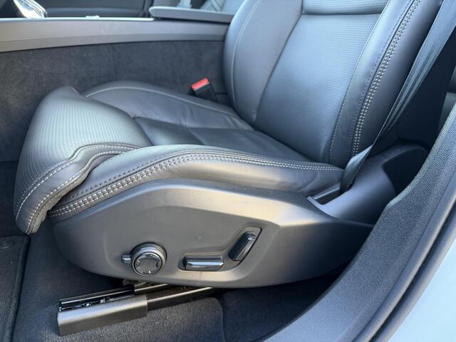 Volvo XC60 2.0 T8 Plug-in hybrid AWD Ultra Bright 455pk l Trekhaak l Pano l stoel koeling/verwarming