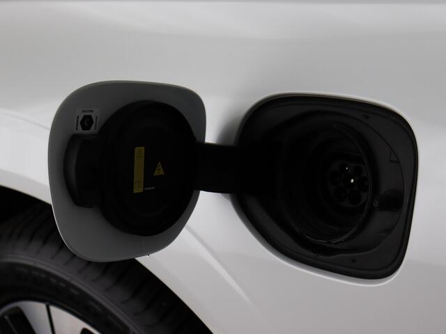 Volvo XC60 2.0 T6 Plug-in hybrid AWD Plus Dark (Pano / 360 Cam / H&K / Winterpakket)