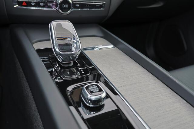 Volvo XC60 T8 Recharge AWD Ultimate Dark - Luchtvering - Panorama/schuifdak - IntelliSafe Assist & Surround - 360º Camera - Bowers & Wilkins audio - Verwarmde voorstoelen, stuur & achterbank - Parkeersensoren voor & achter - Elektr. bedienb. voorstoelen met geheugen