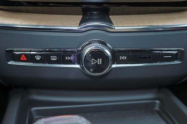 Volvo XC60 T8 Recharge AWD Ultra Bright - Panorama/schuifdak - IntelliSafe Assist & Surround - 360º Camera - Bowers & Wilkins audio - Adaptieve LED koplampen - Verwarmde voorstoelen, stuur & achterbank - Parkeersensoren voor & achter - Elektr. bedienb. voorstoelen m