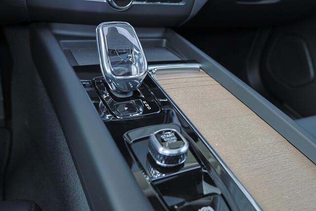 Volvo XC60 T8 Recharge AWD Ultra Bright - Panorama/schuifdak - IntelliSafe Assist & Surround - 360º Camera - Bowers & Wilkins audio - Adaptieve LED koplampen - Verwarmde voorstoelen, stuur & achterbank - Parkeersensoren voor & achter - Elektr. bedienb. voorstoelen m