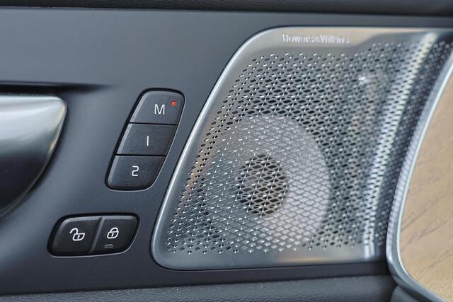 Volvo XC60 T8 Recharge AWD Ultra Bright - Panorama/schuifdak - IntelliSafe Assist & Surround - 360º Camera - Bowers & Wilkins audio - Adaptieve LED koplampen - Verwarmde voorstoelen, stuur & achterbank - Parkeersensoren voor & achter - Elektr. bedienb. voorstoelen m