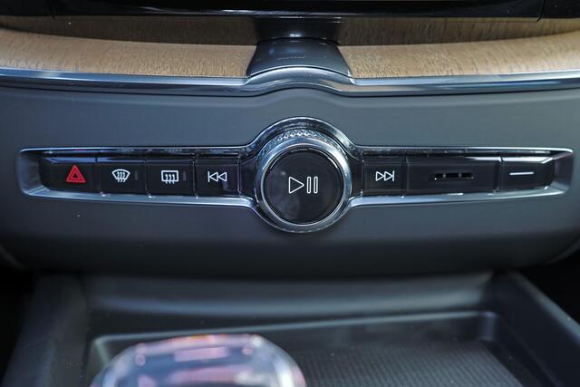 Volvo XC60 T8 Recharge AWD Ultra Dark - Panorama/schuifdak - IntelliSafe Assist & Surround - 360º Camera - Harman/Kardon audio - Adaptieve LED koplampen - Verwarmde voorstoelen, stuur & achterbank - Parkeersensoren voor & achter - Elektr. bedienb. voorstoelen met ge