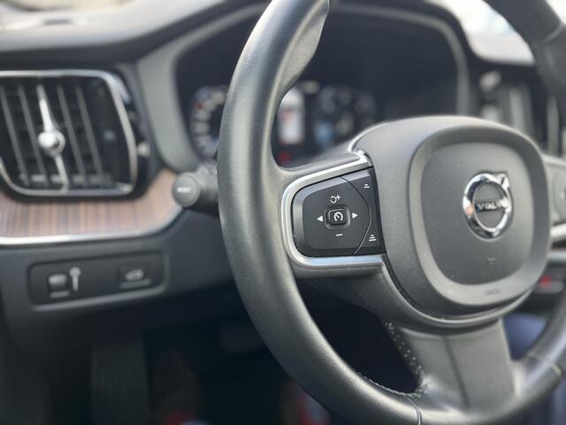 Volvo XC60 B4 AWD Momentum Pro | Keyless Entry | Park Assist | Apple Carplay |