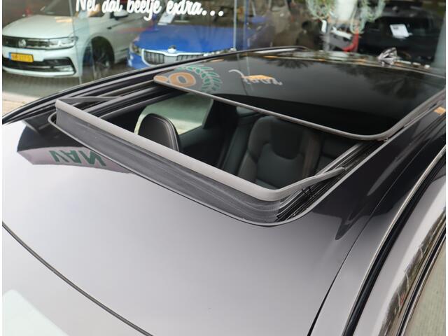 Volvo XC60 2.0 B5 R-Design / Panoramadak