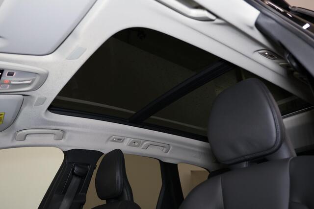Volvo XC60 T6 Recharge AWD Plus Dark - Panorama/schuifdak - IntelliSafe Assist & Surround - Harman/Kardon audio - Adaptieve LED koplampen - Parkeercamera achter - Verwarmde voorstoelen, stuur & achterbank - Parkeersensoren voor & achter - Elektr. bedienb. voorstoele