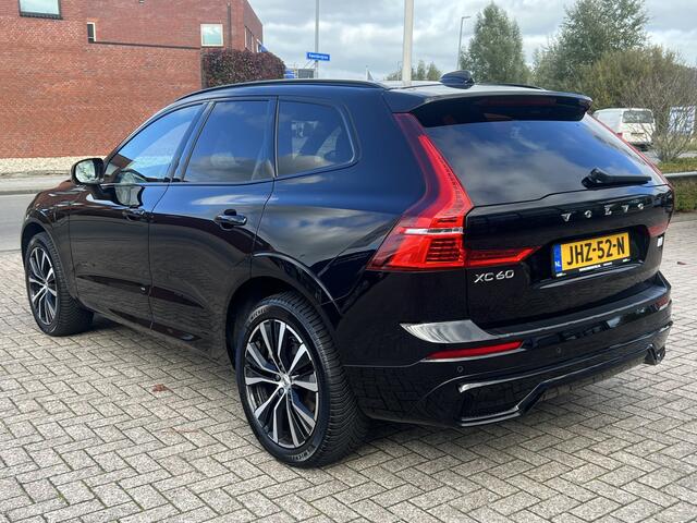 Volvo XC60 2.0 T6 Plug-in hybrid 350 PK AWD Ultimate Dark Trekhaak Panoramadak Navi Camera Caplay Pilot Assist Harman Kardon Elek Stoelen Stoel + Stuur Verwarming Head- Up Getint Glas Long Range R-Design Michelin All-Season banden