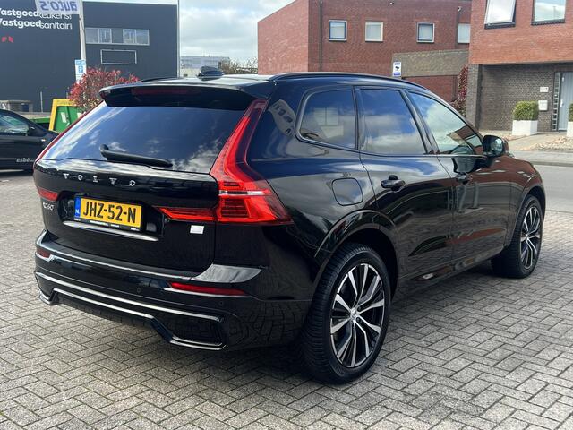 Volvo XC60 2.0 T6 Plug-in hybrid 350 PK AWD Ultimate Dark Trekhaak Panoramadak Navi Camera Caplay Pilot Assist Harman Kardon Elek Stoelen Stoel + Stuur Verwarming Head- Up Getint Glas Long Range R-Design Michelin All-Season banden
