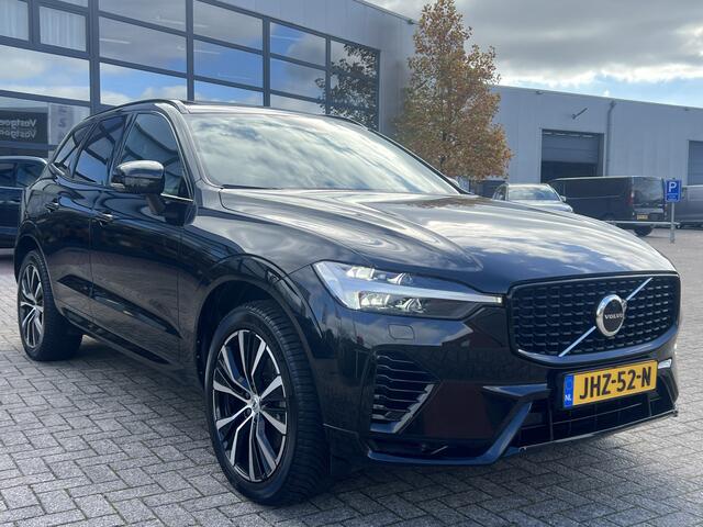 Volvo XC60 2.0 T6 Plug-in hybrid 350 PK AWD Ultimate Dark Trekhaak Panoramadak Navi Camera Caplay Pilot Assist Harman Kardon Elek Stoelen Stoel + Stuur Verwarming Head- Up Getint Glas Long Range R-Design Michelin All-Season banden