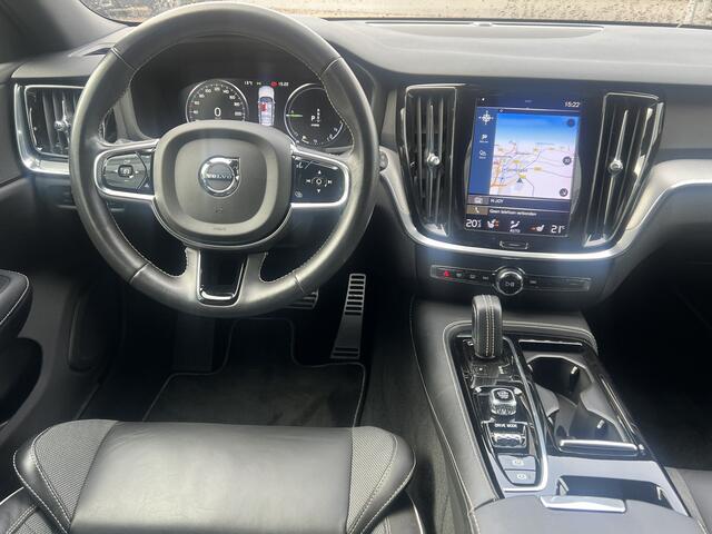 Volvo XC60 2.0 T6 Plug-in hybrid 350 PK AWD Ultimate Dark Trekhaak Panoramadak Navi Camera Caplay Pilot Assist Harman Kardon Elek Stoelen Stoel + Stuur Verwarming Head- Up Getint Glas Long Range R-Design Michelin All-Season banden