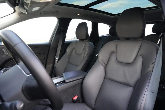 Volvo XC60 2.0 T6 Plug-in hybrid AWD Plus Dark 350pk Panoramadak/Navigatie/Camera