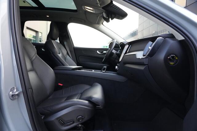 Volvo XC60 2.0 T6 Plug-in hybrid AWD Plus Dark 350pk Panoramadak/Navigatie/Camera