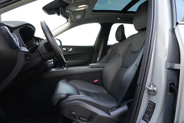 Volvo XC60 2.0 T6 Plug-in hybrid AWD Plus Dark 350pk Panoramadak/Navigatie/Camera