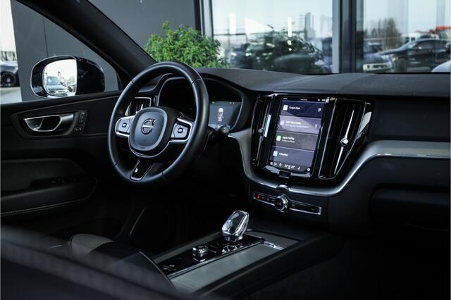 Volvo XC60 2.0 T6 Plug-in hybrid AWD Ultimate Black Edition - Panorama | Memory | Elek. Trekhaak | Stuurverwarming