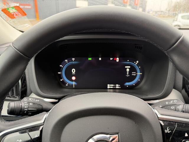 Volvo XC60 2.0 T6 Plug-in hybrid AWD Dark | Pano | Trekhaak | 360 Camera | Harman & Kardon | Leder |