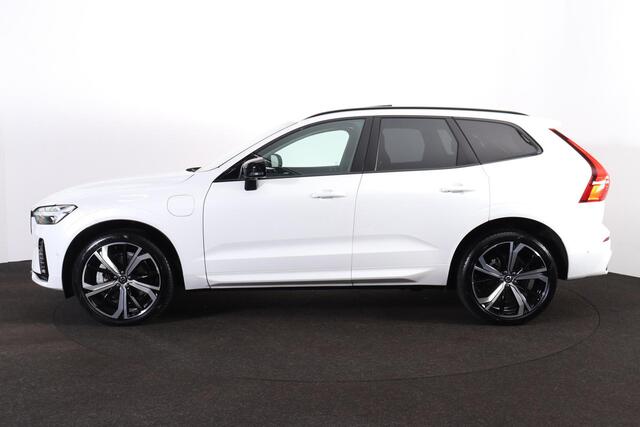Volvo XC60 T8 Recharge AWD Ultra Dark - Panorama/schuifdak - IntelliSafe Assist & Surround - 360º Camera - Bowers & Wilkins audio - Adaptieve LED koplampen - Verwarmde voorstoelen, stuur & achterbank - Parkeersensoren voor & achter - Elektr. bedienb. voorstoelen met